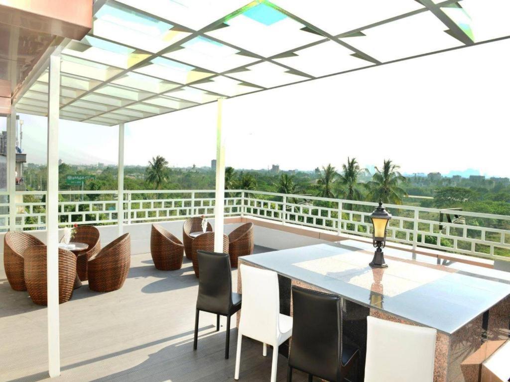 8Day Hotel Yangon Ngoại thất bức ảnh