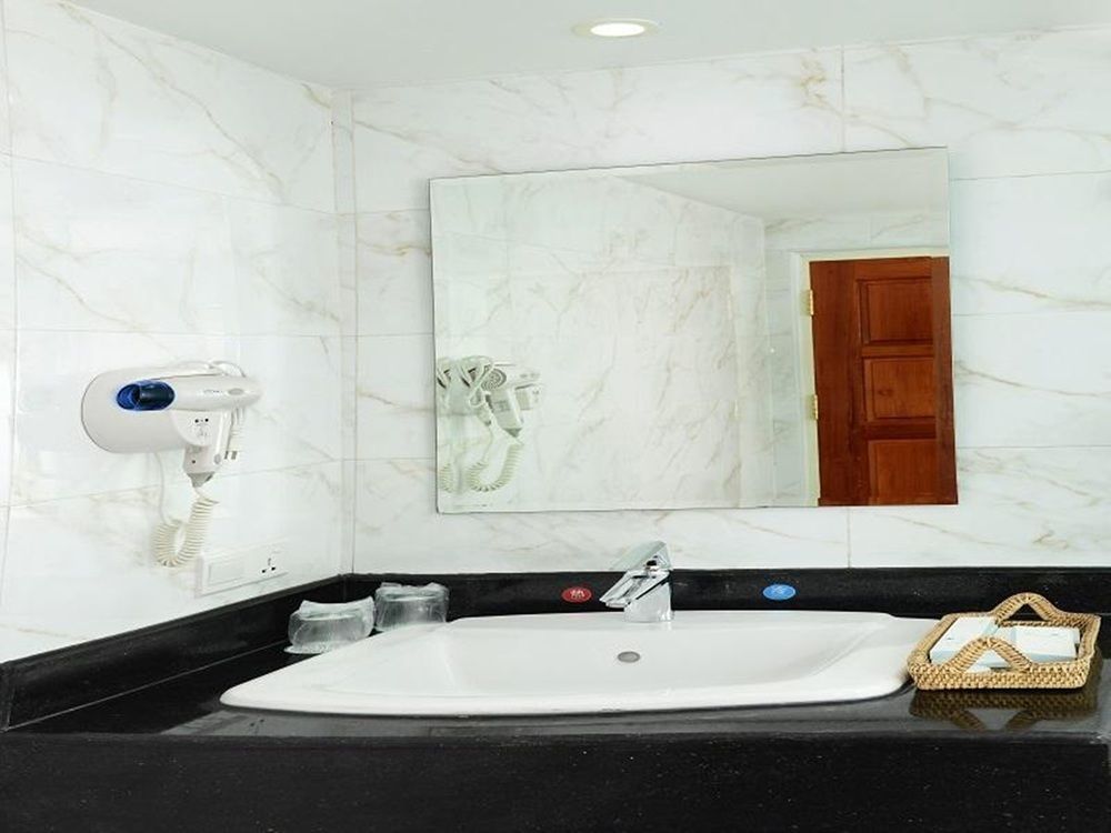 8Day Hotel Yangon Ngoại thất bức ảnh